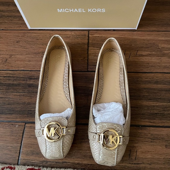 Michael Kors metallic embossed leather, Size 9, and color Pale Gold - Picture 4 of 5
